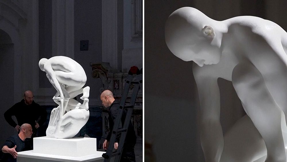 Le célèbre sculpteur italien Jago dévoile une nouvelle œuvre d'art spectaculaire à Naples