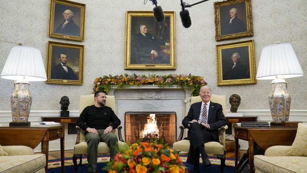 Zelensky rencontre Biden et les députés américains pour leur proposer une aide à l'Ukraine menacée d'effondrement