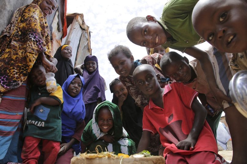 Des enfants somaliens, qui ont fui en raison de la sécheresse, jouent ensemble dans un camp de fortune pour personnes déplacées, à la périphérie de Mogadiscio.