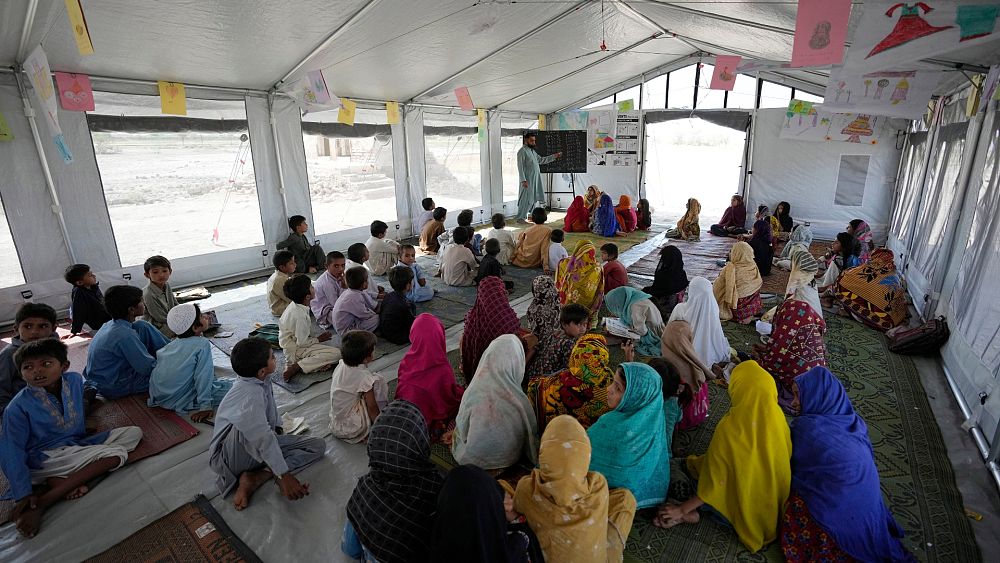 De la vie dans des tentes à l'absence de l'école, voici pourquoi le changement climatique est une « crise des droits de l'enfant »