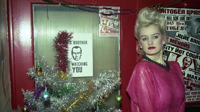 Ruth posant à côté d'un arbre de Noël, Londres, Royaume-Uni, décembre 1985