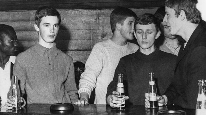 Les jeunes boivent au bar, The Caxton, Westminster, Londres, Royaume-Uni, 1967