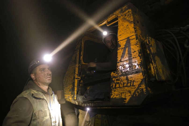 Des mineurs de charbon bosniaques travaillent dans un tunnel souterrain dans une mine de Zenica, avril 2021