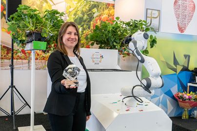 Co-fondatrice Hannah Brown avec le Greentech Innovation Award.