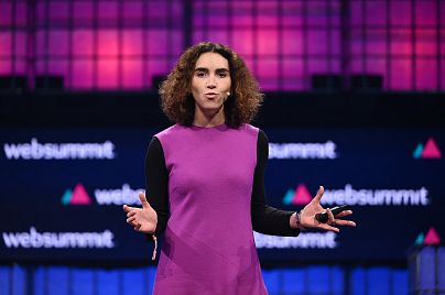 14 novembre 2023 ;  Joana Rafael, Sensei, sur la scène centrale des startups en petits groupes lors de la première journée du Web Summit 2023 à l'Altice Arena de Lisbonne