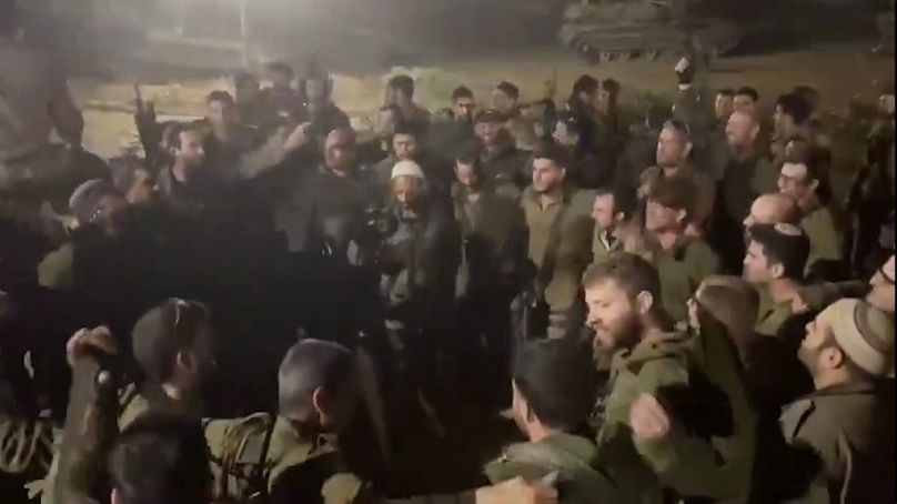 Cette image réalisée à partir d'une vidéo non datée partagée sur X montre des soldats de l'armée israélienne scandant des slogans racistes alors qu'ils dansent en cercle, à Gaza.