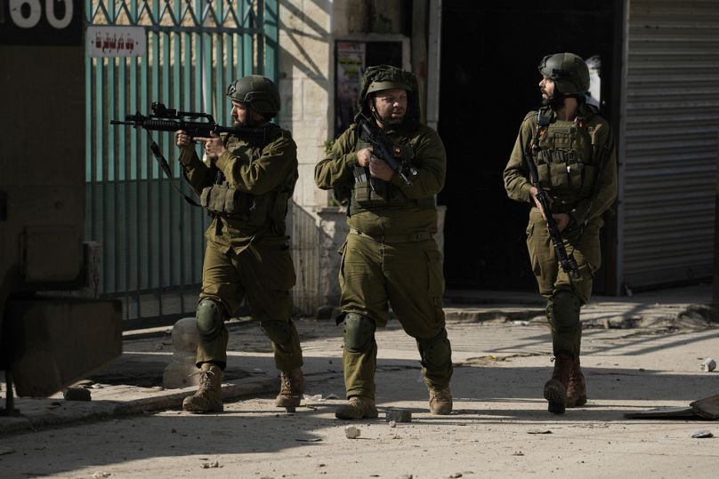 Des soldats israéliens sont aperçus lors d'une opération militaire, dans le camp de réfugiés de Jénine, en Cisjordanie.