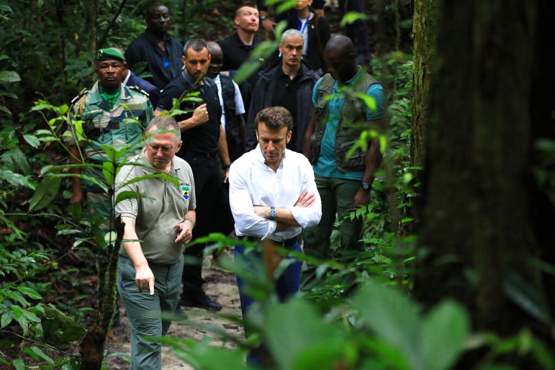 Le président français Emmanuel Macron avec le ministre gabonais des Eaux et Forêts, de la Mer et de l'Environnement Lee White à Libreville, mars 2023