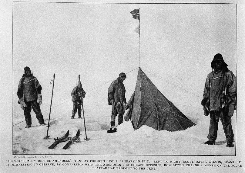 La fête Scott devant la tente de Roald Amundsen au pôle Sud, le 18 janvier 1912. De gauche à droite : Robert Falcon Scott, le capitaine Lawrence Oates, Edward Adrian Wilson et Edgar Evans
