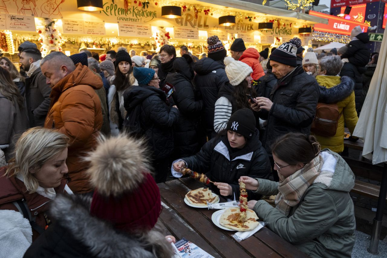 Les gens visitent le marché de l’Avent Bazilika au centre-ville de Budapest, le samedi 9 décembre 2023.