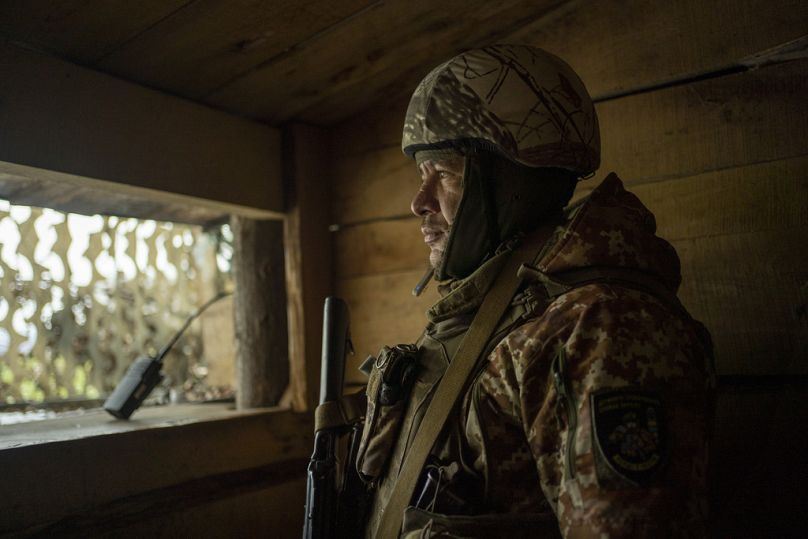 Un soldat des gardes-frontières de l'État surveille un poste où les troupes ukrainiennes surveillent les positions russes dans la région de Soumy, novembre 2023.