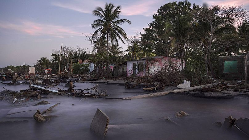 Des débris provenant d'une maison effondrée et d'arbres abattus jonchent le littoral de la communauté côtière d'El Bosque, dans l'État de Tabasco, au Mexique, le jeudi 30 novembre 2023.