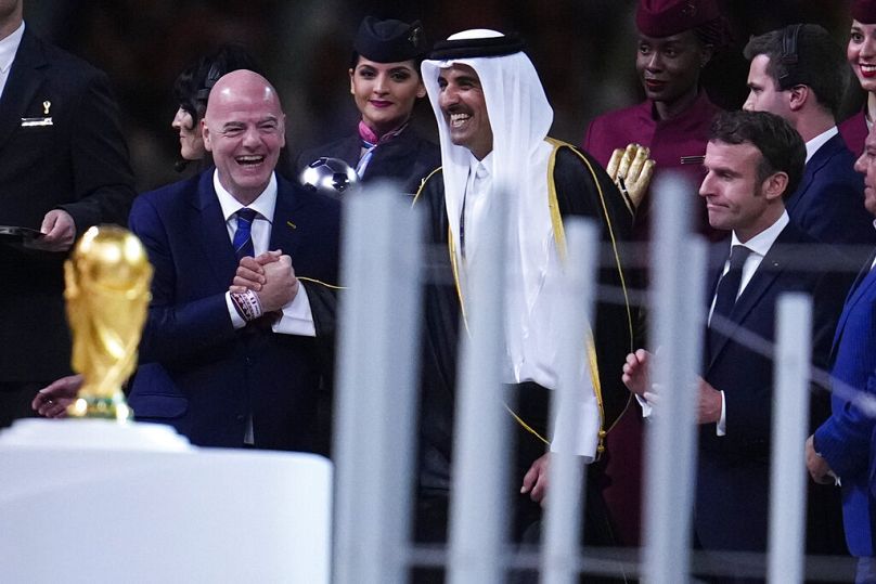 SA Cheikh Tamim ben Hamad Al Thani, émir du Qatar, serrant la main du président de la FIFA, Gianni Infantino, lors de la finale de la Coupe du monde 2022
