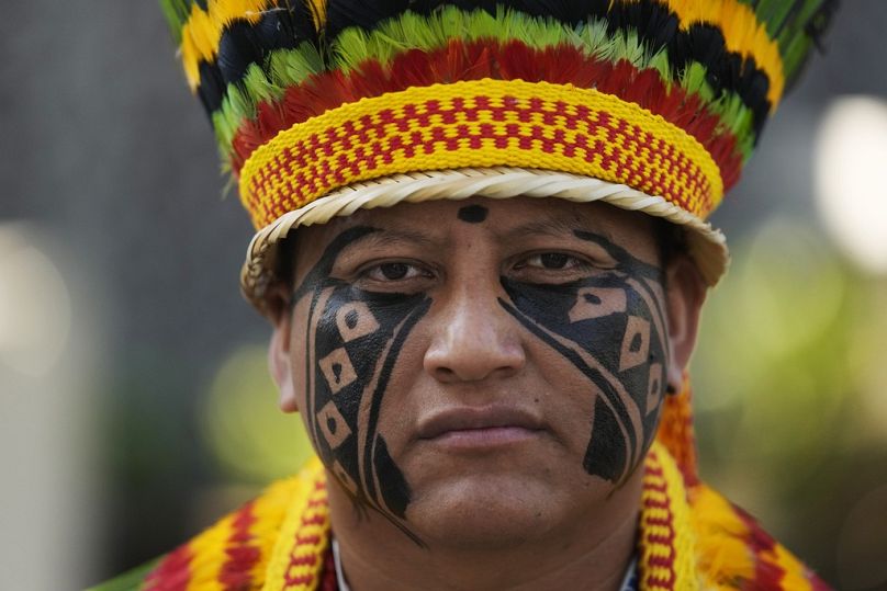 Un autochtone du Brésil pose pour une photo lors du Sommet des Nations Unies sur le climat COP28 à Dubaï, décembre 2023.