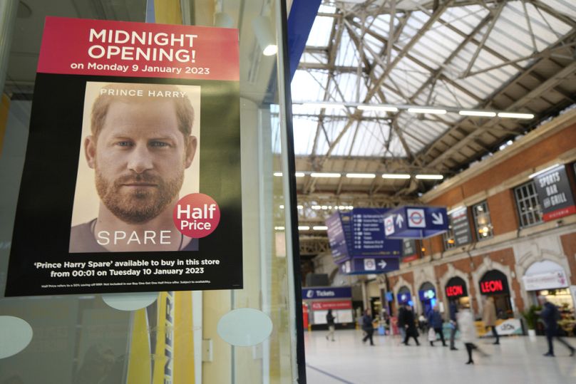Une affiche annonce l'ouverture à minuit d'un magasin vendant les mémoires "Spare' du prince Harry.