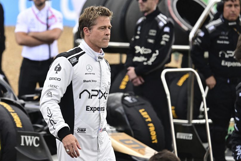Brad Pitt en juillet, sur le tournage en Angleterre de son nouveau long métrage F1.