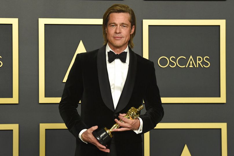 Brad Pitt en 2020 avec son Oscar du meilleur acteur dans un second rôle pour son rôle dans