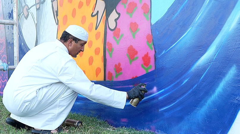 Abdulrahman estime que les points de vue ont changé et que les artistes réalisant des peintures murales constituent un grand pas en avant