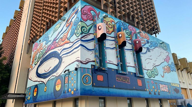 La fresque d'Abdulla a remplacé Moubarak sur les murs de la caserne des pompiers de Doha