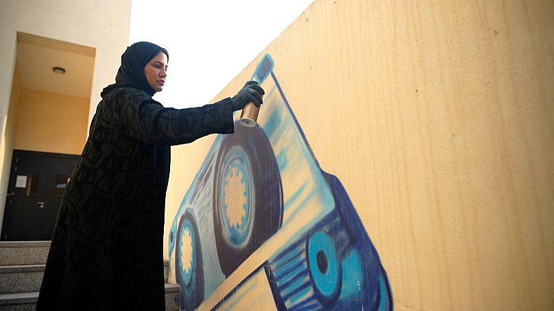 Muna utilise ses peintures murales pour mettre en valeur la culture qatarienne
