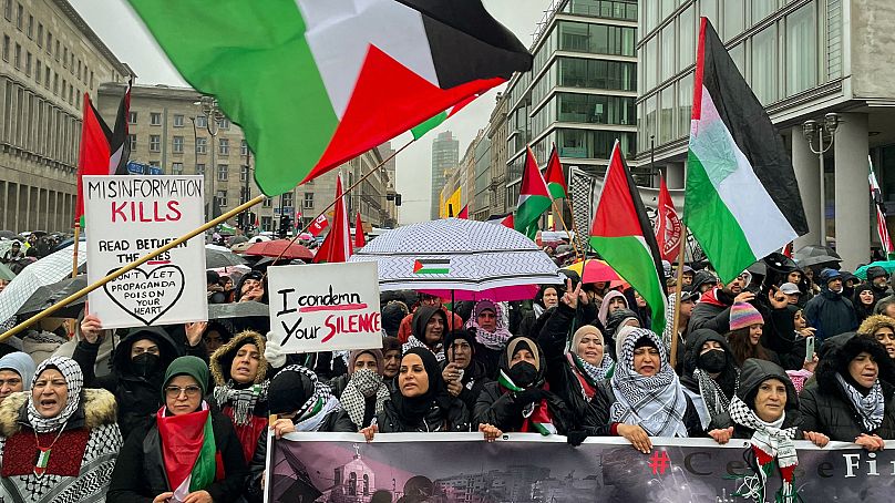 Des drapeaux palestiniens sont visibles lors d'un rassemblement pro-palestinien dans le centre de Berlin, le 10 décembre 2023.