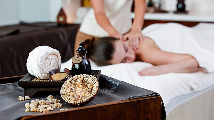 Au spa d'Al Baleed Resort Salalah by Anantara, l'huile essentielle d'encens est utilisée pour les massages.
