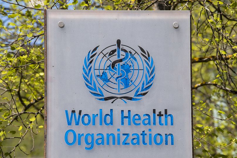 Le logo et le bâtiment du siège de l'Organisation mondiale de la santé (OMS) à Genève, en Suisse