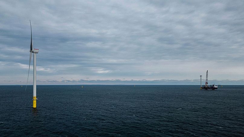 La première éolienne opérationnelle du parc éolien de South Fork, le 7 décembre 2023, se trouve à l'est de Montauk Point, dans l'État de New York. T