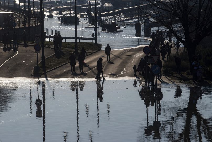 Le niveau d'eau le plus élevé du Danube depuis 2013 inonde Budapest En raison de la montée des eaux, le retrait des voitures est resté sur les quais inférieurs fermés de Buda et de Pest.