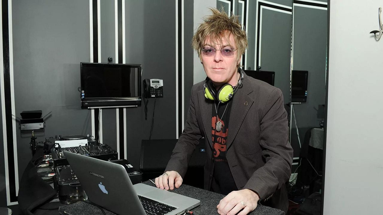 Le regretté Andy Rourke photographié en 2013.