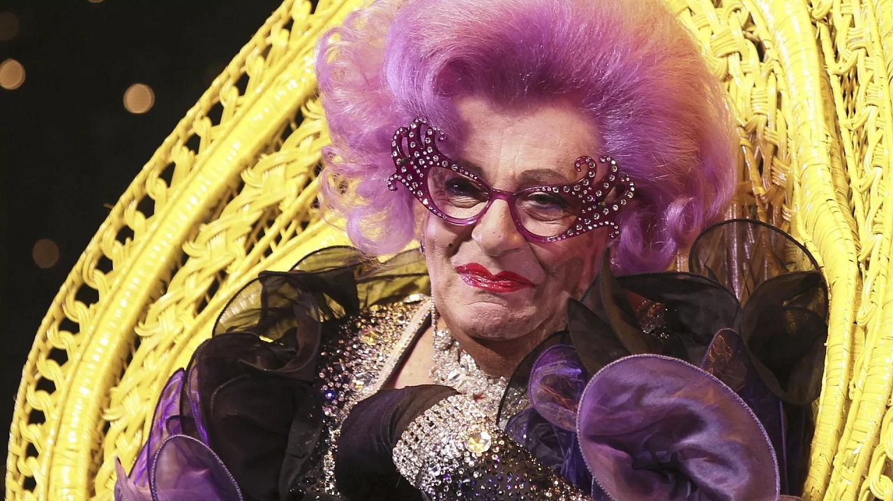 Le regretté Barry Humphries dans le rôle de Dame Edna dans l'émission « Eat Pray Laugh ! » spectacle en 2012