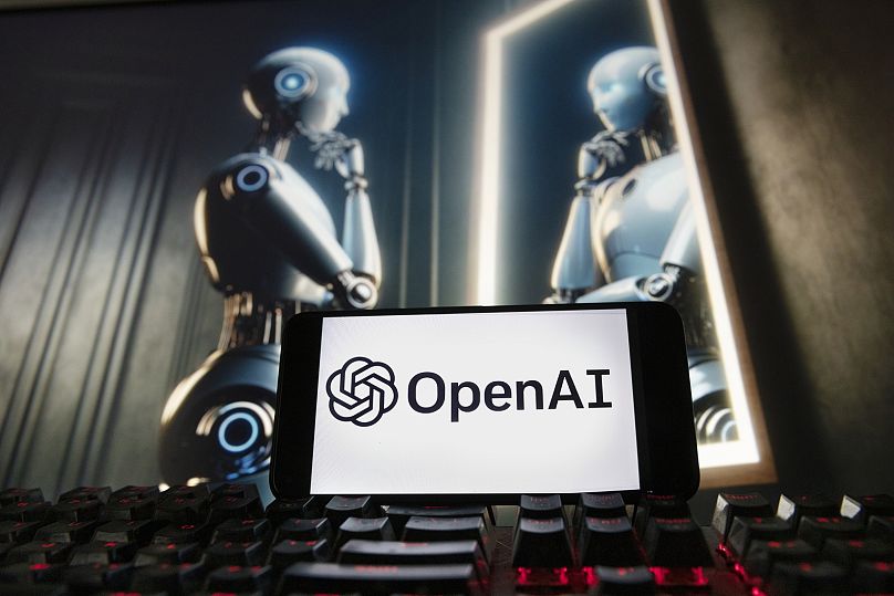 Le logo OpenAI est affiché sur un téléphone mobile avec une image sur un écran d'ordinateur générée par le modèle texte-image Dall-E de ChatGPT, vendredi 8 décembre 2023.