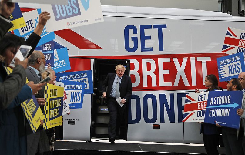 Le Premier ministre britannique Boris Johnson s'adresse à ses partisans avant de monter à bord de son bus de campagne pour les élections générales à Manchester, en Angleterre, le vendredi 15 novembre 2019.