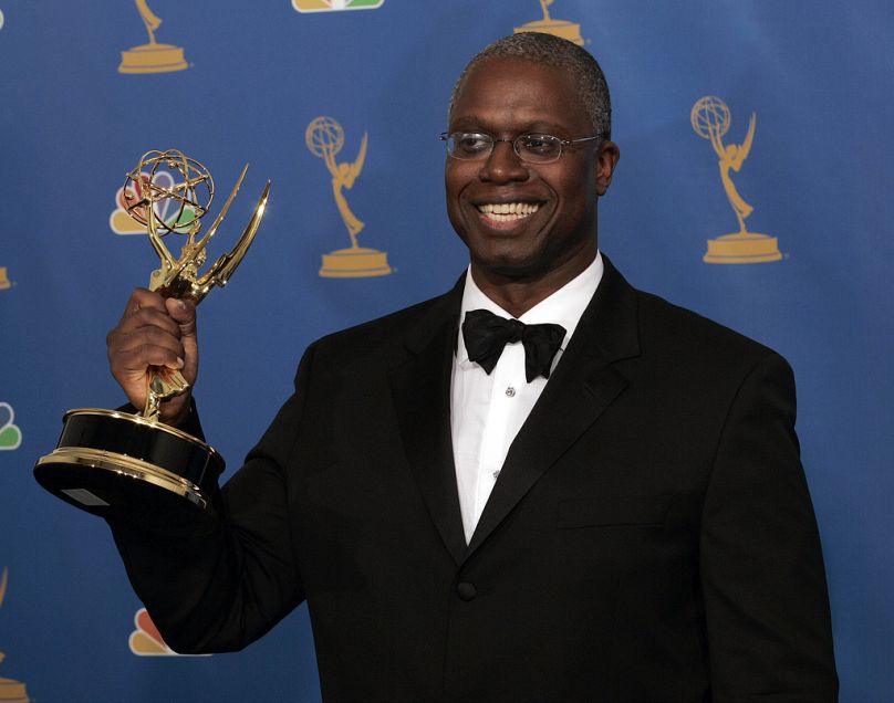 Andre Braugher détient le prix du meilleur acteur principal dans une mini-série ou un film pour son travail sur