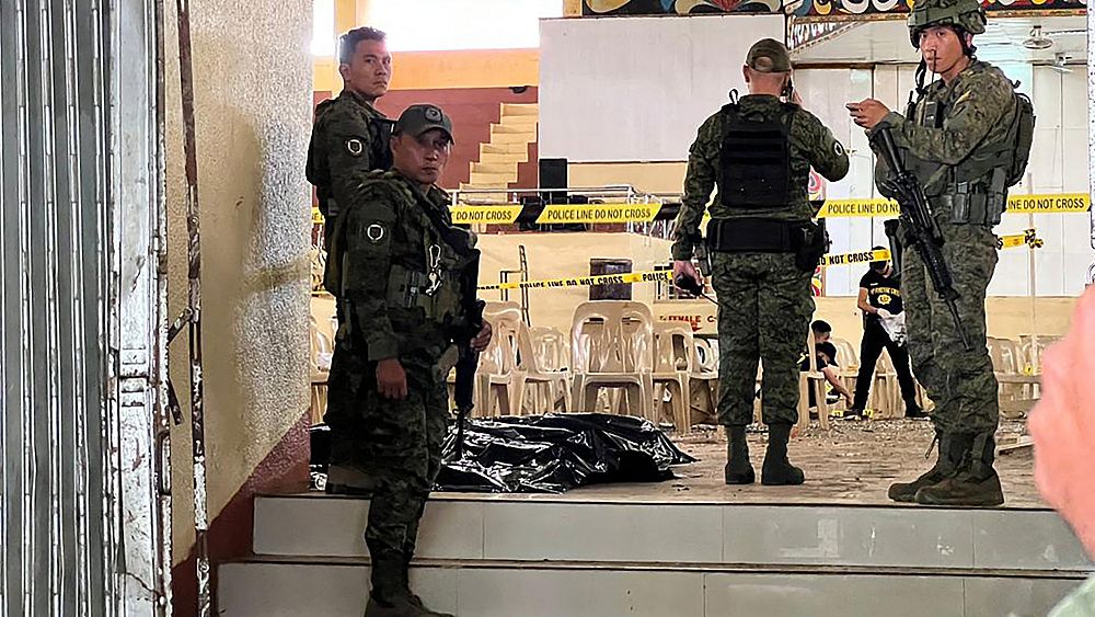 Aux Philippines, un attentat à la bombe meurtrier contre une messe catholique fait quatre morts et des dizaines de blessés.