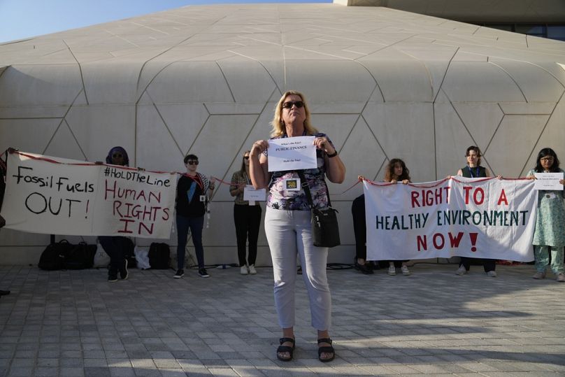Des militants protestent contre l’utilisation des combustibles fossiles et la justice climatique lors du Sommet des Nations Unies sur le climat COP28, le mardi 12 décembre 2023, à Dubaï, aux Émirats arabes unis.