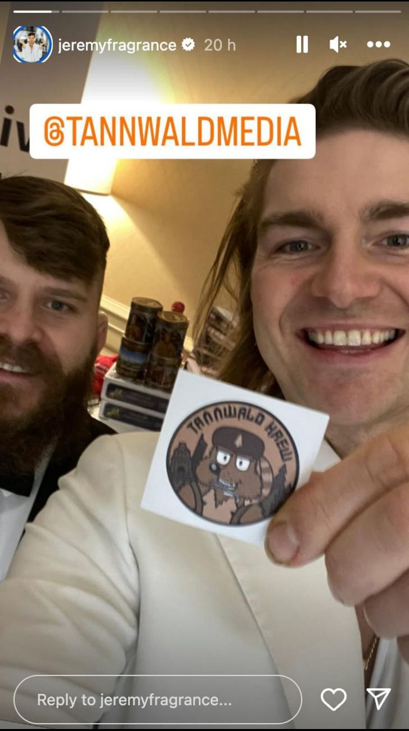 Jeremy Fragrance avec le militant d'extrême droite Alexander Kleine