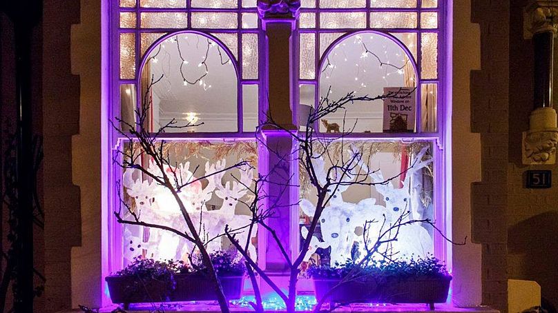 Une fenêtre décorée pour le calendrier de l'Avent vivant de Whitehall Park à Londres.