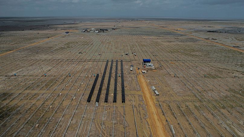 Des panneaux solaires sont installés sur un chantier en construction du parc d'énergies renouvelables d'Adani Green Energy Limited, près de la frontière indo-pakistanaise, le 21 septembre 2023.
