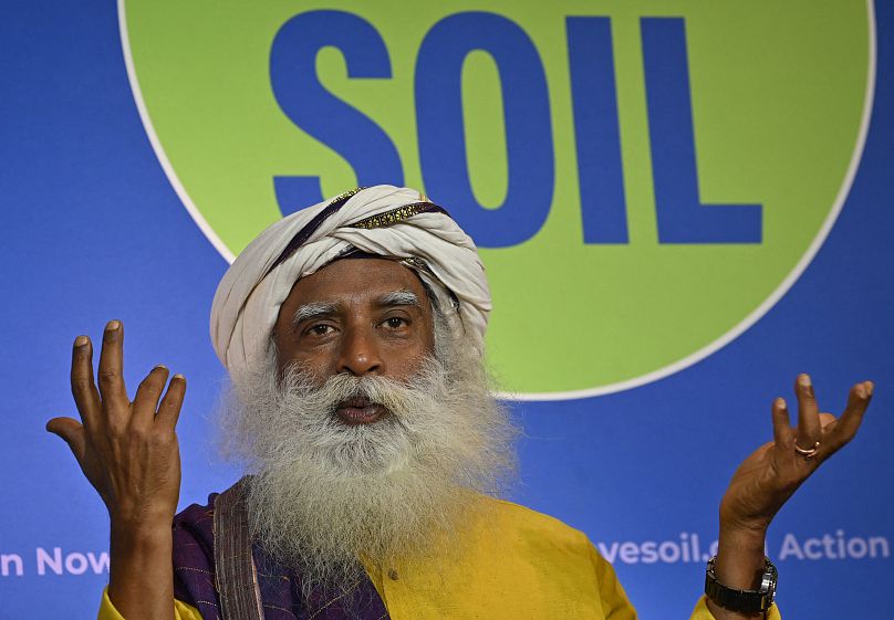 Jagadish, gourou du yoga indien, fondateur et promoteur spirituel de la Fondation Isha "Jaggi" Vasudev, populairement connu sous le nom de Sadhguru, assiste à une conférence de presse sur l'actuel 