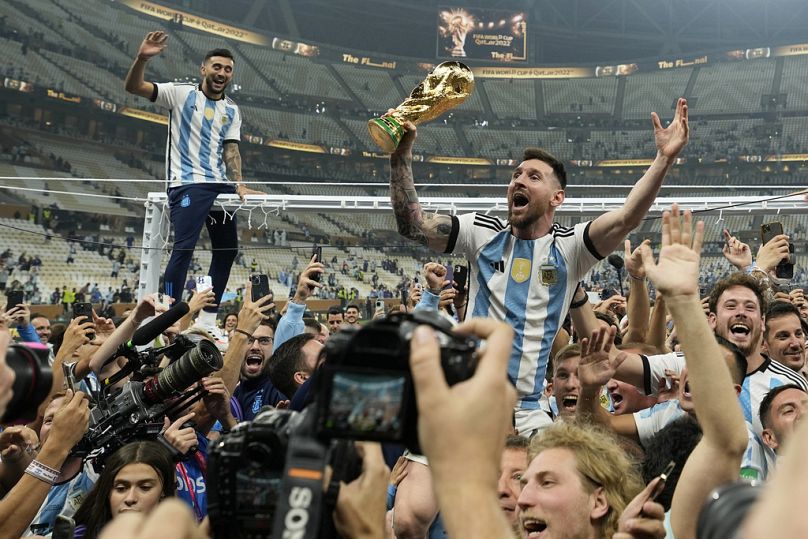 Messi soulève le trophée de la Coupe du Monde 2022