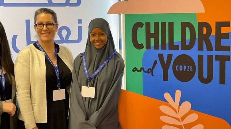 Nafiso, 16 ans (à droite) et Inger Ashing au Pavillon des enfants et de la jeunesse à la COP28.