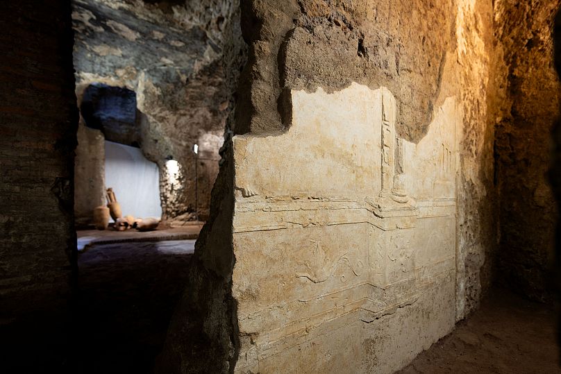 Cette photo publiée par le ministère italien de la Culture le 12 décembre 2023 montre les murs découverts dans une luxueuse maison romaine près du Colisée.