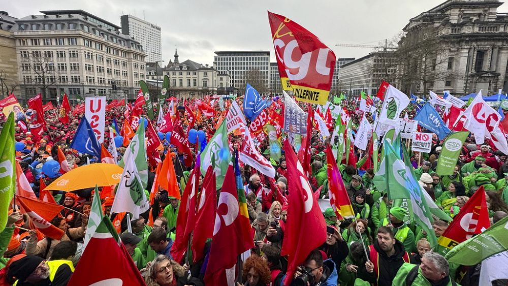 Des milliers de personnes manifestent à Bruxelles pour de meilleurs salaires et services