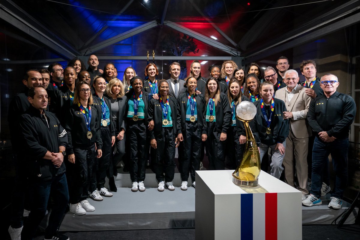 Aux côtés de nos championnes du monde de handball ! Bravo à vous toutes.
Vous avez fait des miracles en terres hostiles face à des équipes redoutables, vous ferez des ravages à domicile…
Rendez-vous dans 220 jours pour Paris 2024. On sera là. La Nation sera derrière vous !