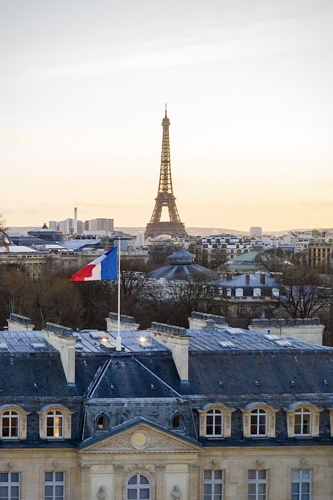 Des gares, hangars et galeries.
Des ponts, viaducs et phares.
La Coupole de l’Observatoire de Nice.
L’armature de la Statue de la Liberté.
La Tour de l'Exposition universelle de 1889.
100 ans que Gustave Eiffel n’est plus.
Mais son legs au monde est bien vivant !