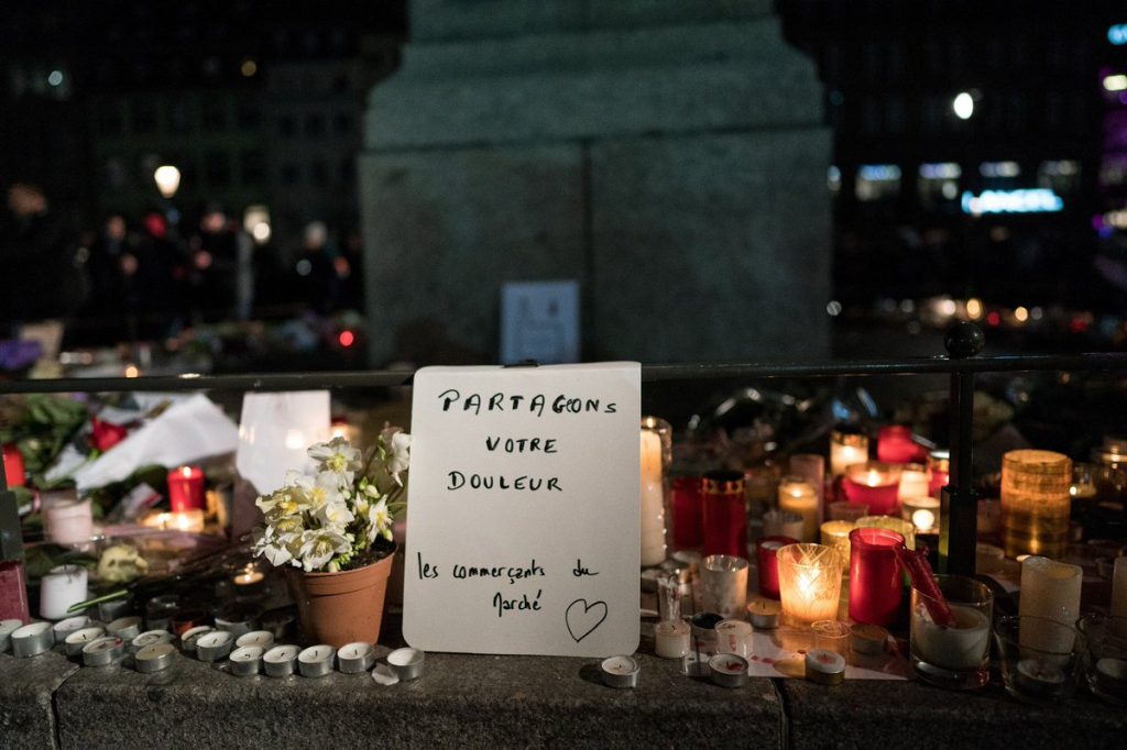 Il y a cinq ans, le marché de Noël de Strasbourg était la cible d'une attaque terroriste. Nous n'oublierons jamais nos cinq compatriotes qui ont perdu la vie.
Ce soir nous pensons aux familles avec émotion, et à tous nos policiers, gendarmes et militaires qui nous protègent.