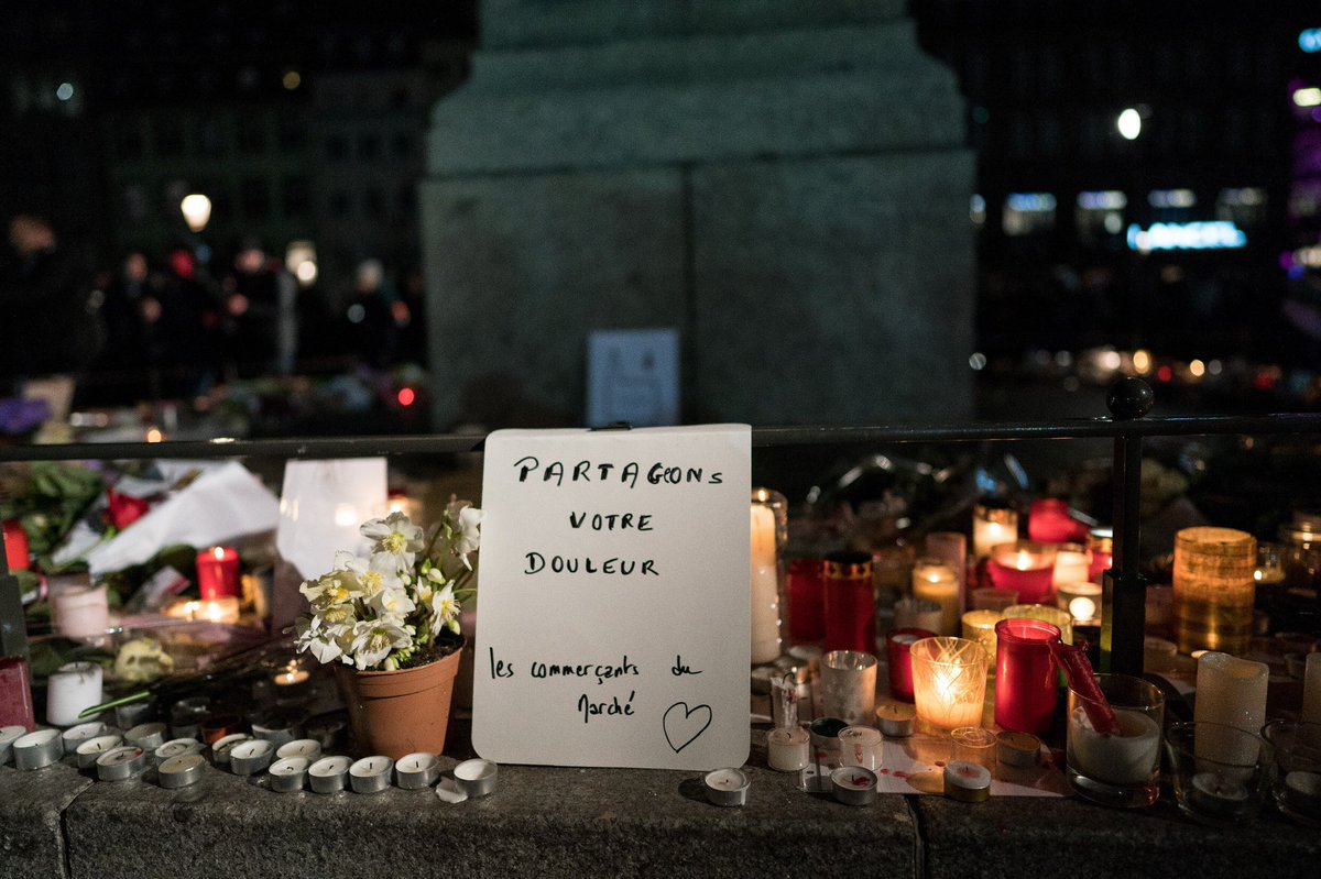 Il y a cinq ans, le marché de Noël de Strasbourg était la cible d'une attaque terroriste. Nous n'oublierons jamais nos cinq compatriotes qui ont perdu la vie.
Ce soir nous pensons aux familles avec émotion, et à tous nos policiers, gendarmes et militaires qui nous protègent.