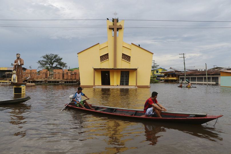 Des habitants naviguent dans les rues inondées d'Anama, dans l'État d'Amazonas, au Brésil, en mai 2021.