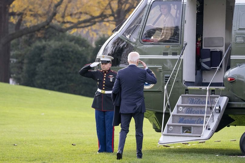 Le président Joe Biden salue alors qu'il monte à bord de Marine One pour quitter la pelouse sud de la Maison Blanche, décembre 2023